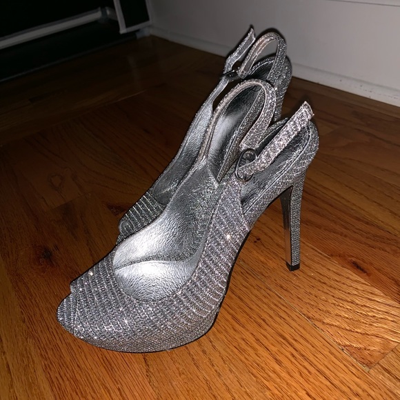 Silver heels - Picture 2 of 2